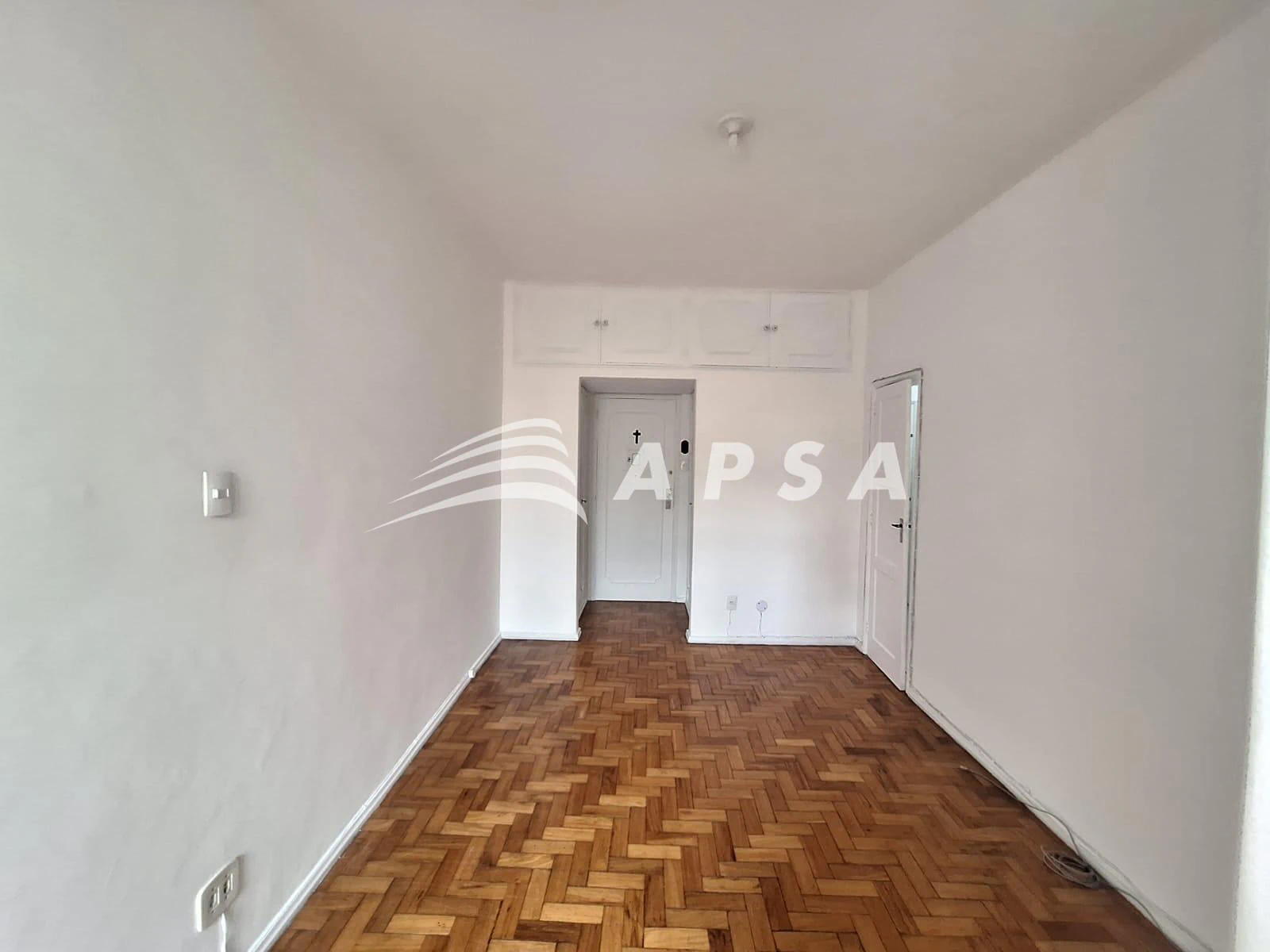 Wood or laminate floors in a 2-bedroom apartment, 62 m² — photo 10