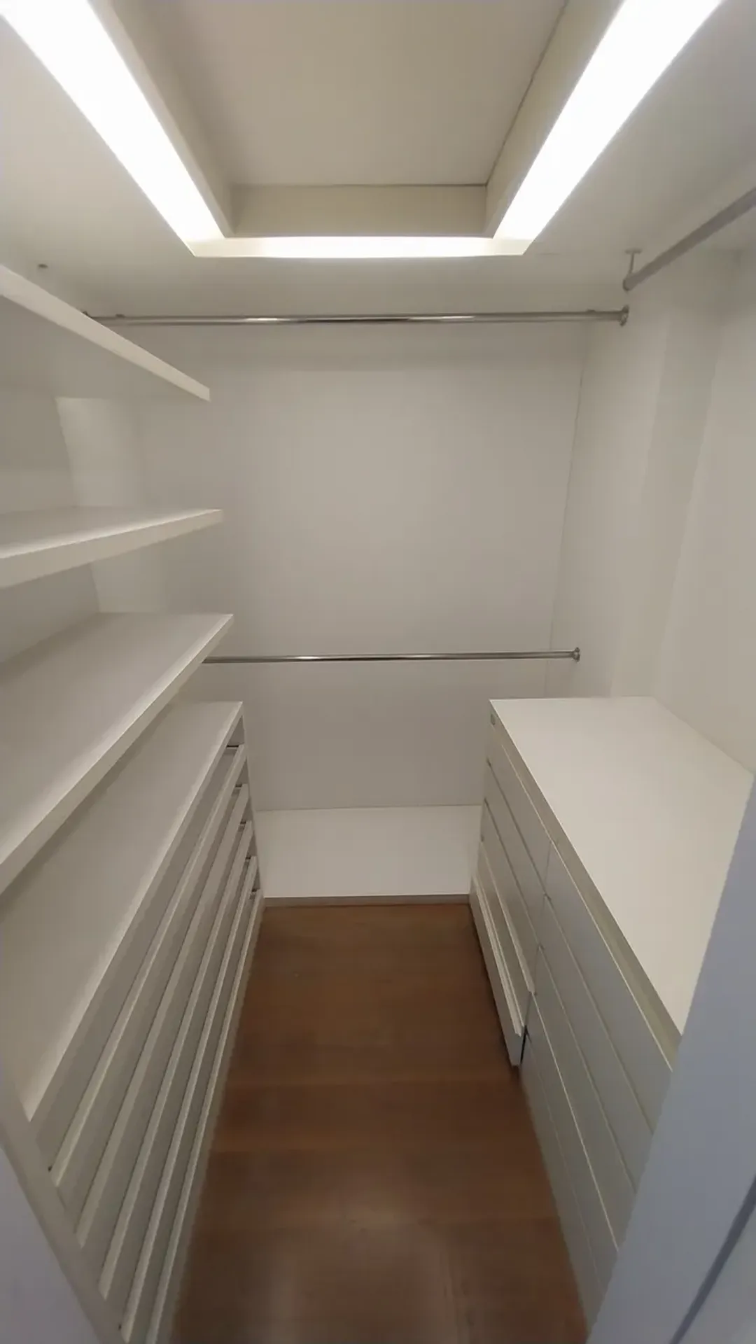 Furnished 1-bedroom apartment with 2 bathrooms — photo 28