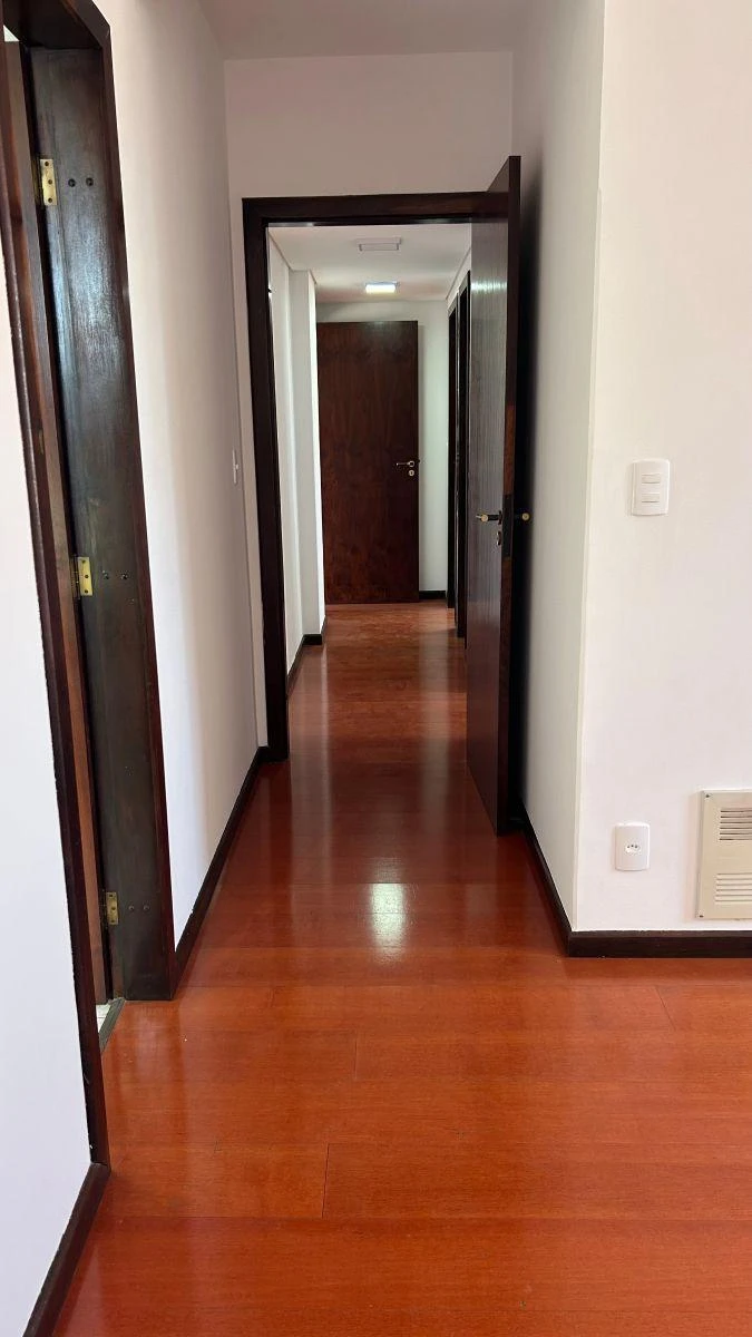 3-bedroom apartment with wood or laminate floors — photo 5