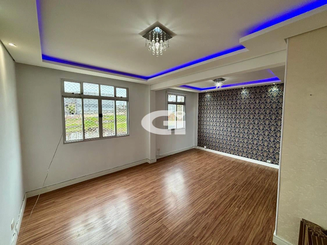 2-bedroom apartment with wood or laminate floors — photo 9