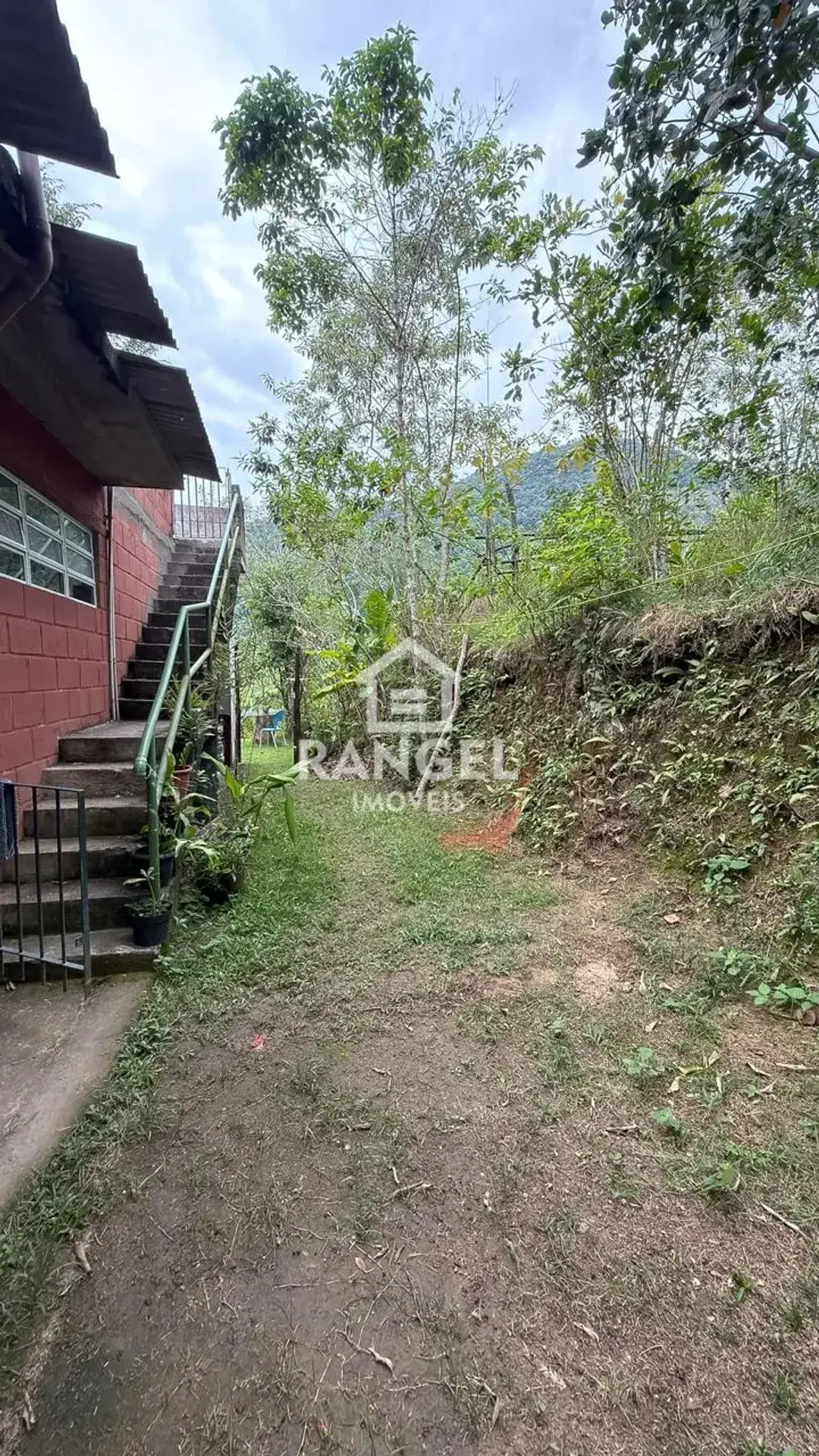 House with a balcony and private garden, 2500 m²