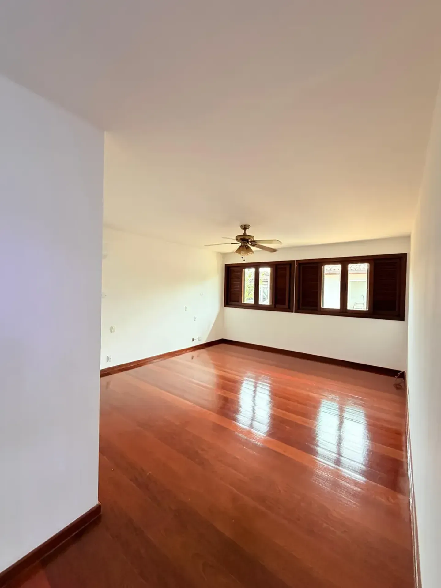 Casa com 5 quartos e 5 banheiros e varanda envidraçada — photo 22