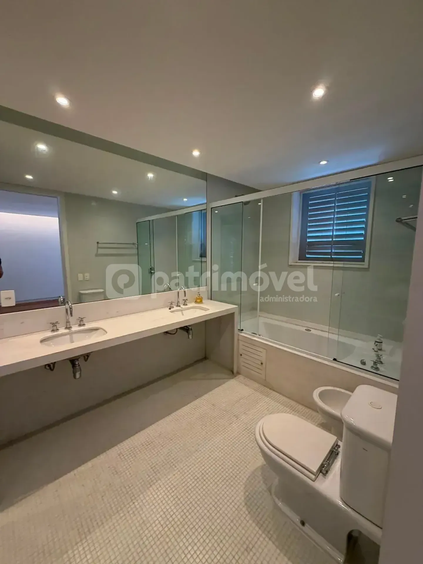 4-bedroom house with floor-to-ceiling windows — photo 58