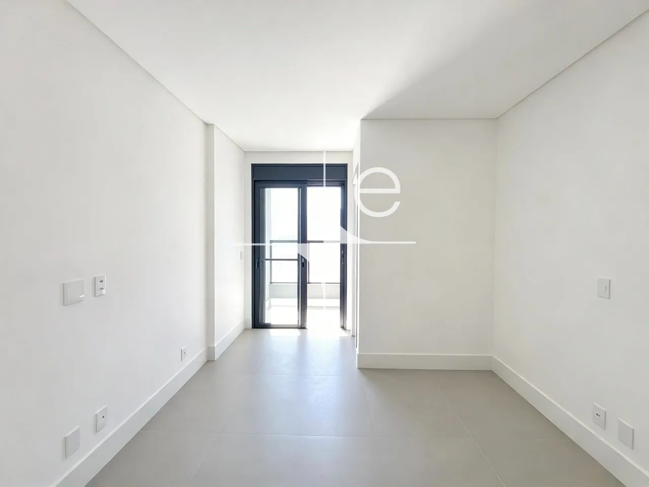 Glass-enclosed balcony in a 3-bedroom apartment, 150 m² — photo 42