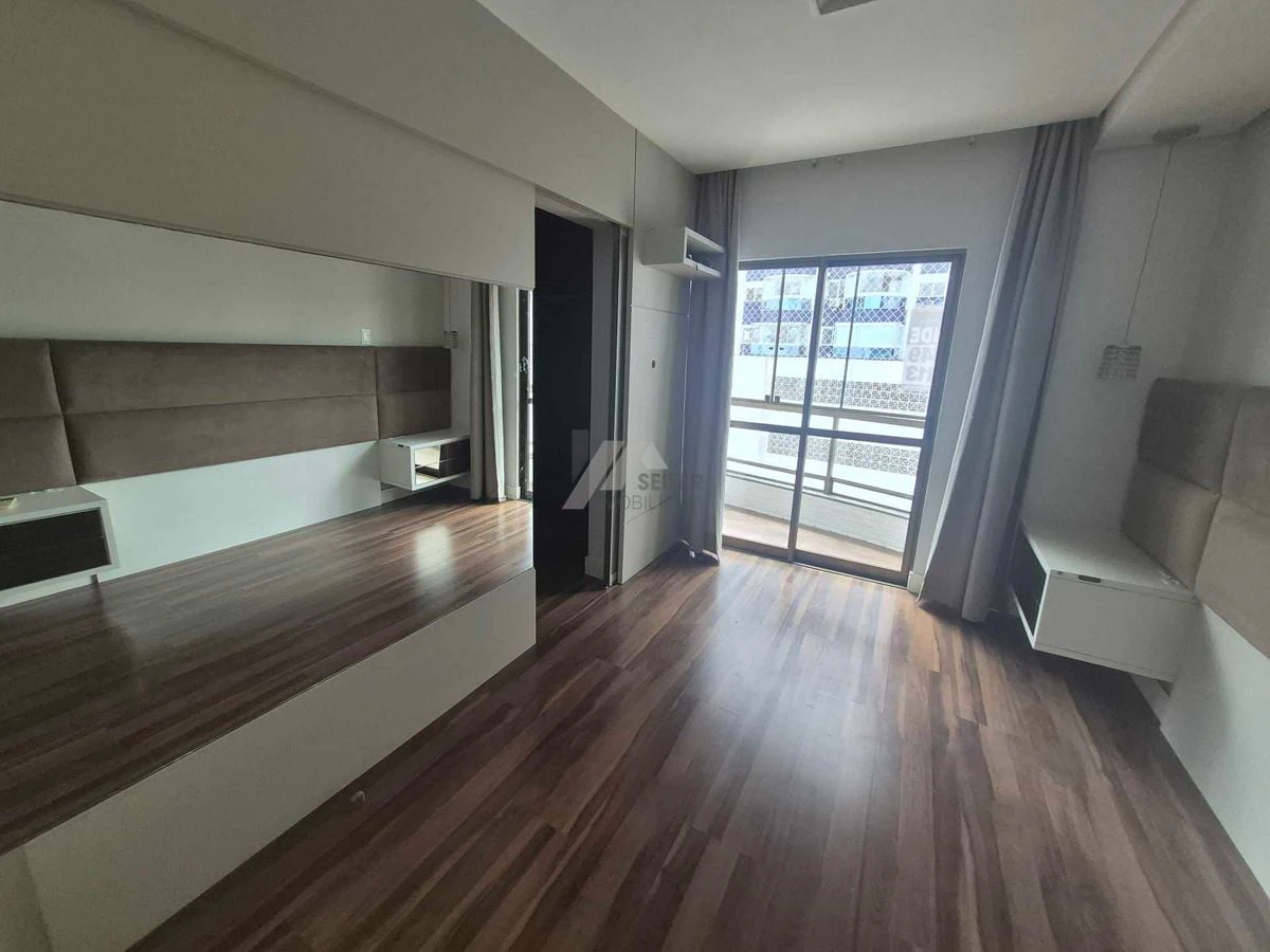Balcony with a grill in a 3-bedroom apartment, 142 m² — photo 28
