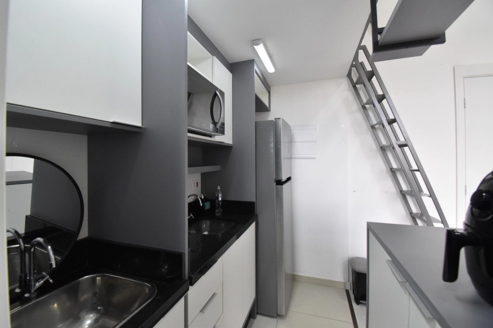 One-bedroom apartment in a building with a gym — photo 14