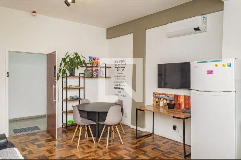 Furnished 2-bedroom apartment with open-plan kitchen