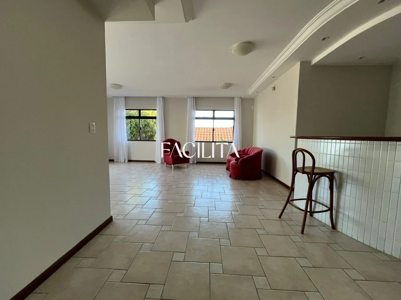 Furnished 456 m² house with 3 en-suite bedrooms and pool — photo 17