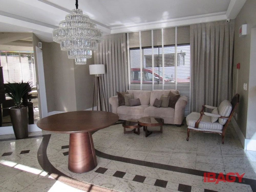 4-bedroom apartment with 2 en-suite baths and enclosed kitchen — photo 17
