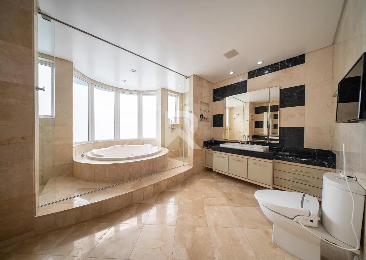 344 m² apartment with floor-to-ceiling windows and a bathtub — photo 18