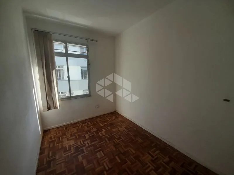 2-bedroom apartment with wood or laminate floors — photo 12