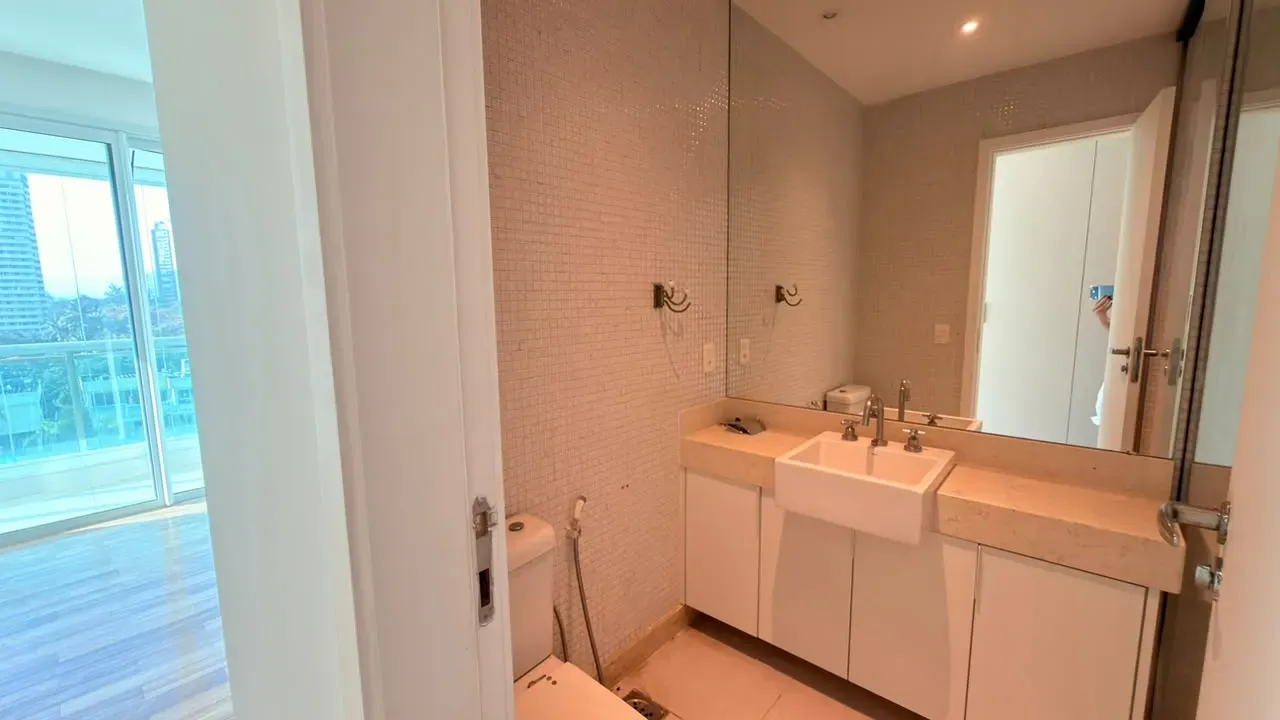 575 m² apartment with 5 en-suite bedrooms and glass balcony — photo 30