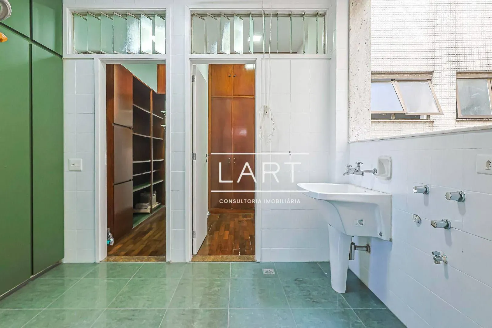 4-bedroom apartment with balcony and 227 m² — photo 27