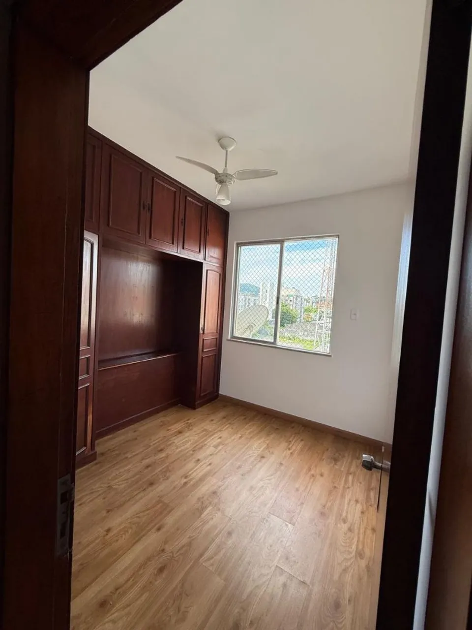 Wood or laminate floors in a 3-bedroom apartment, 115 m² — photo 4