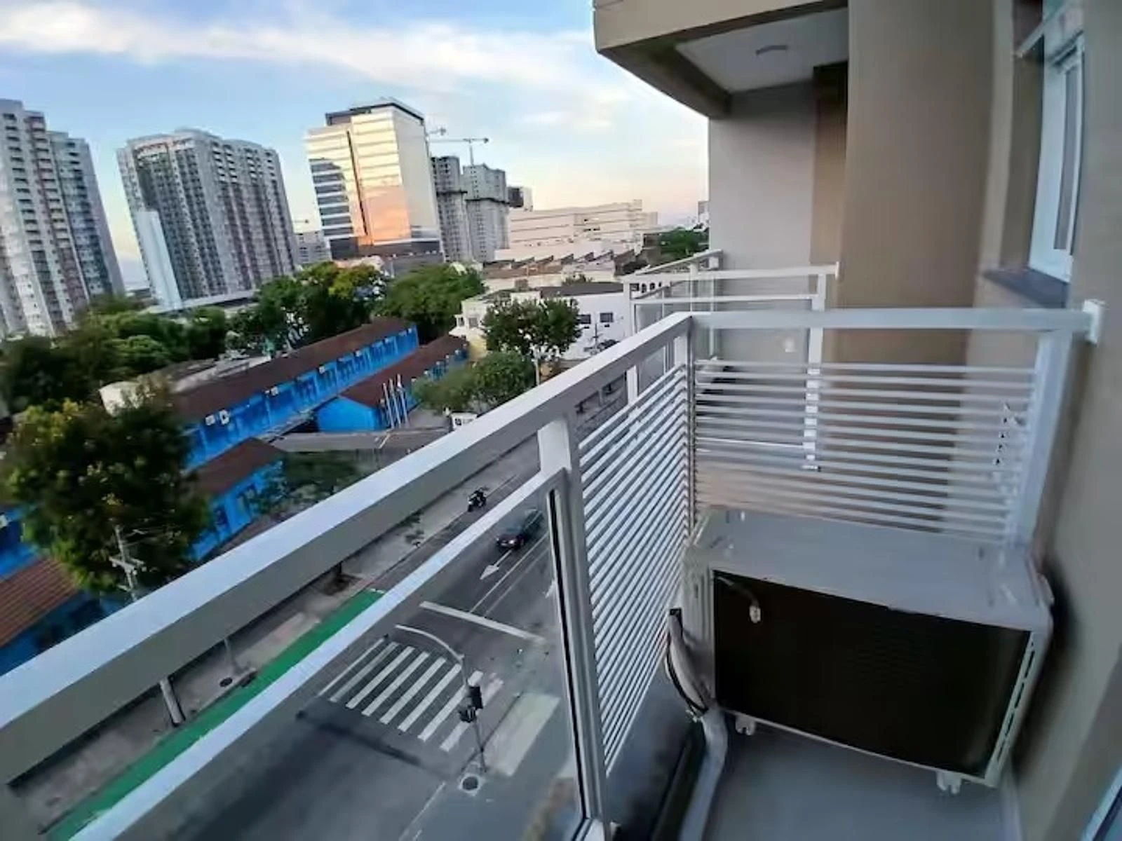 2-bedroom apartment with balcony and laundry area — photo 4
