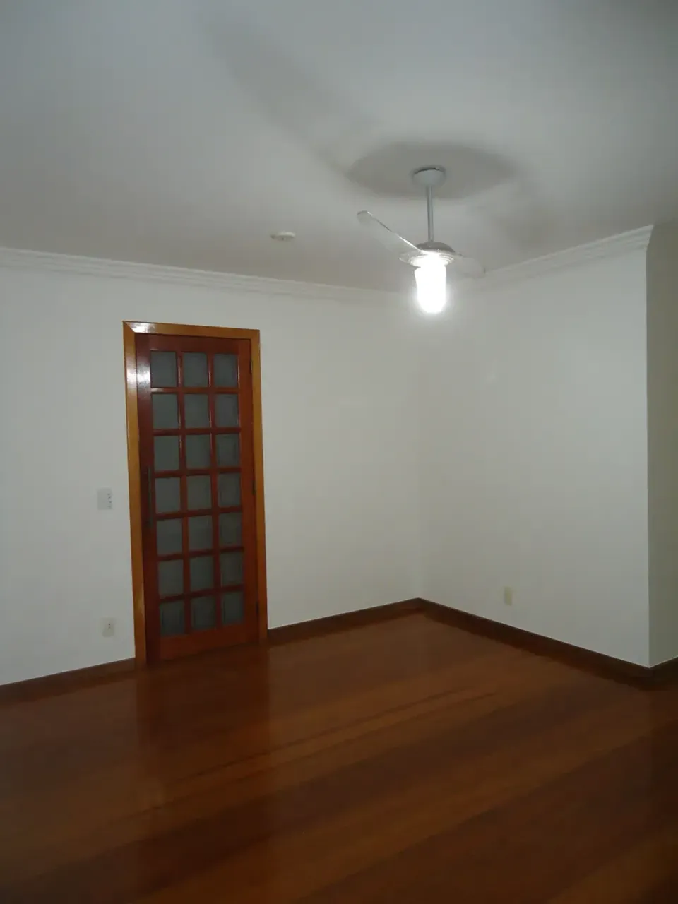 Wood or laminate floors in a 3-bedroom apartment, 107 m² — photo 12