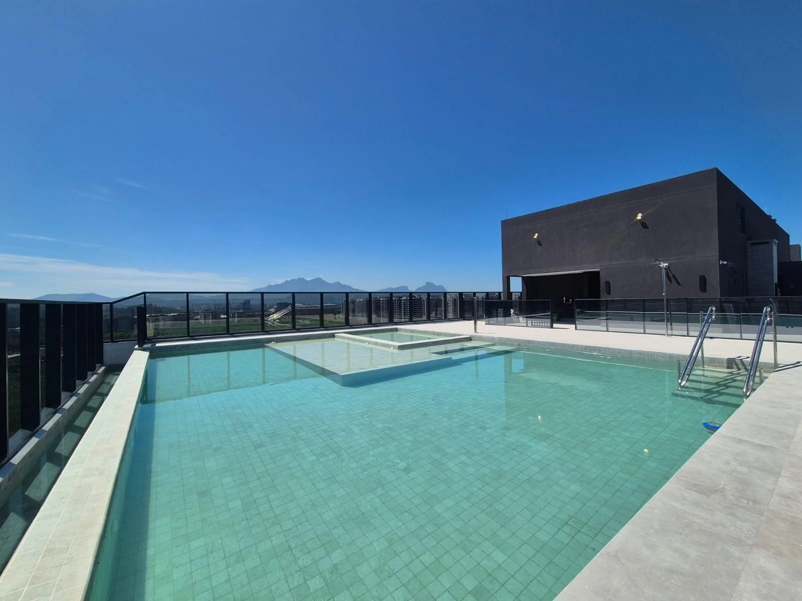 3-bedroom apartment with a mountain view — photo 43