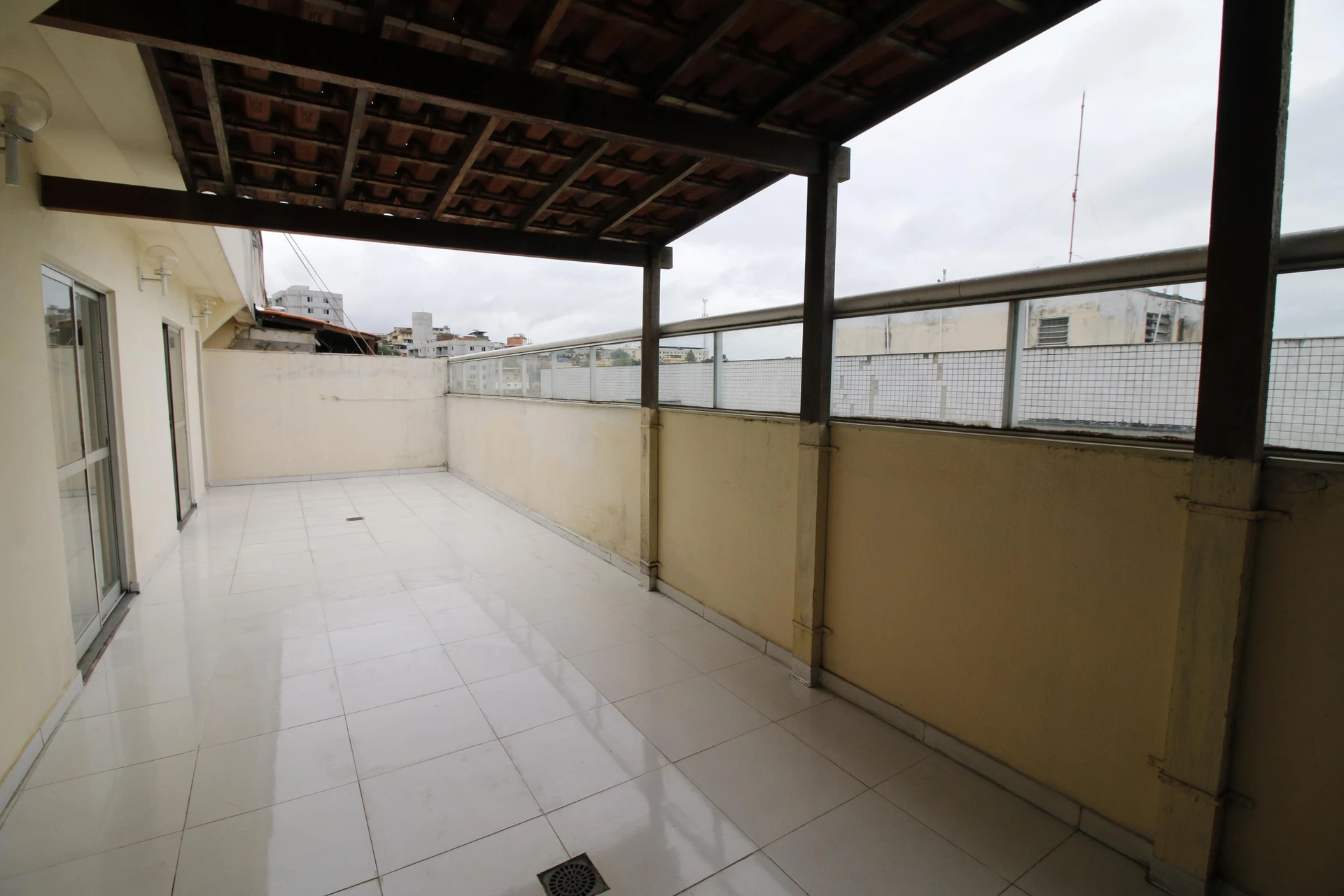 Balcony with a grill in a 3-bedroom apartment, 128 m² — photo 19