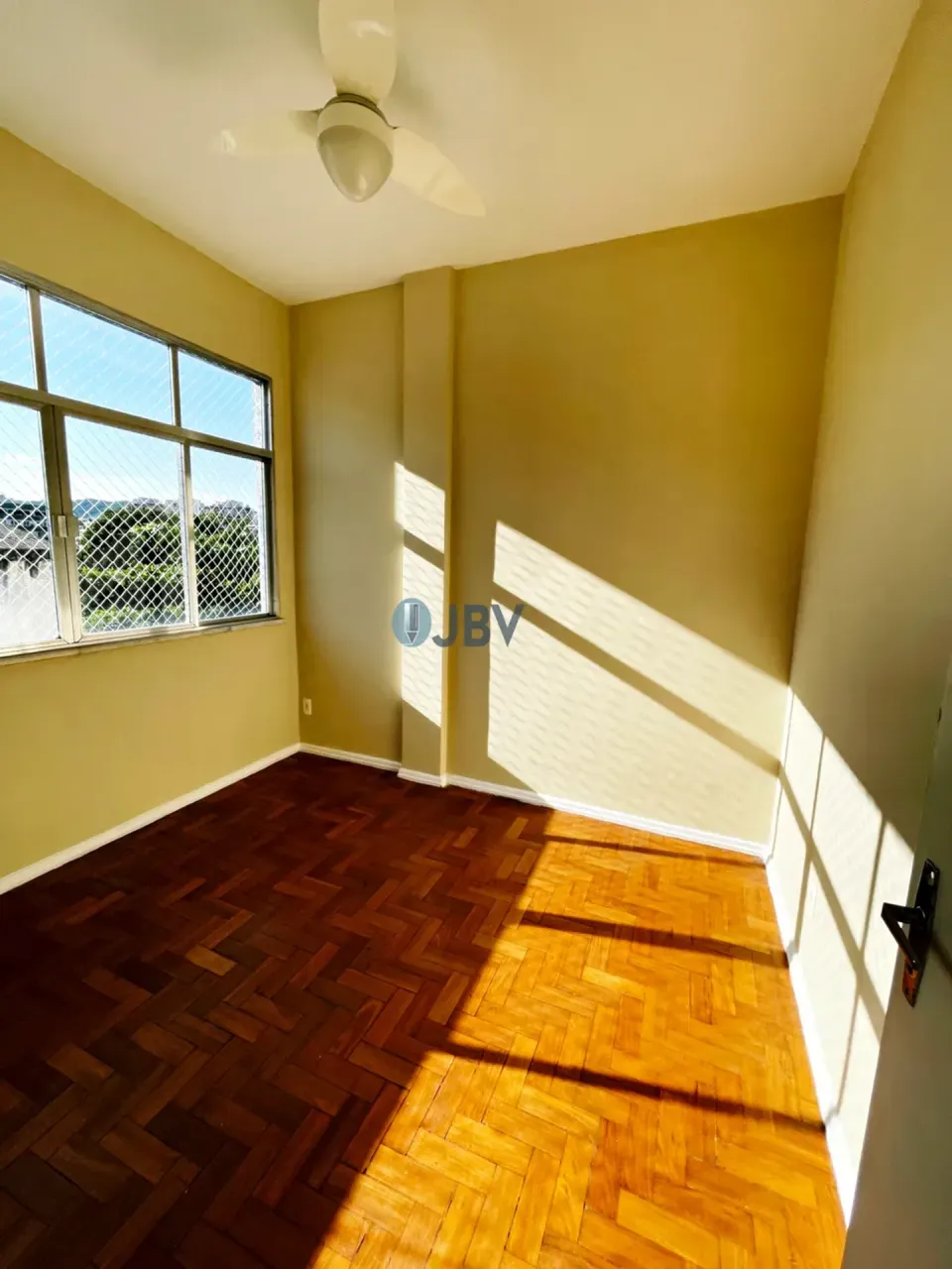 Деревянный пол или ламинат и 1 спальня: квартира 35 м² — photo 3