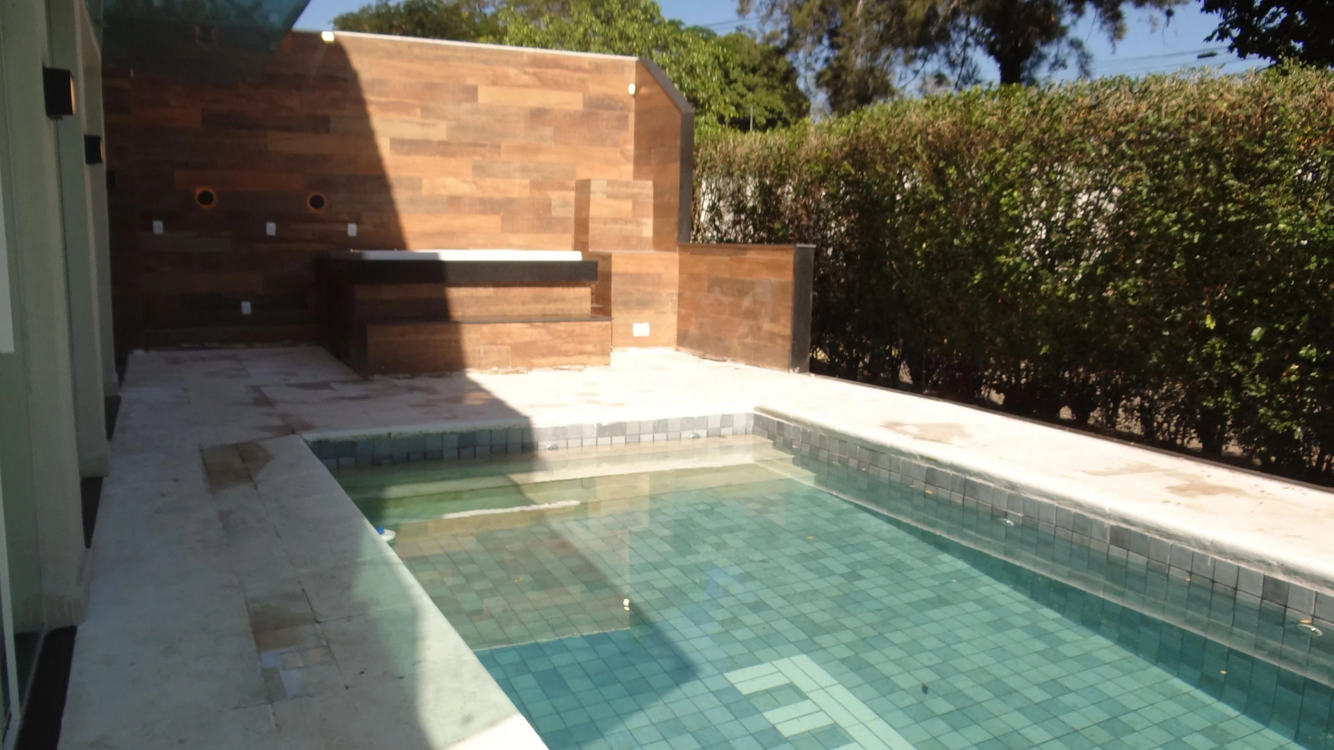 Casa de 384 m² com janelas do piso ao teto e varanda gourmet — photo 128