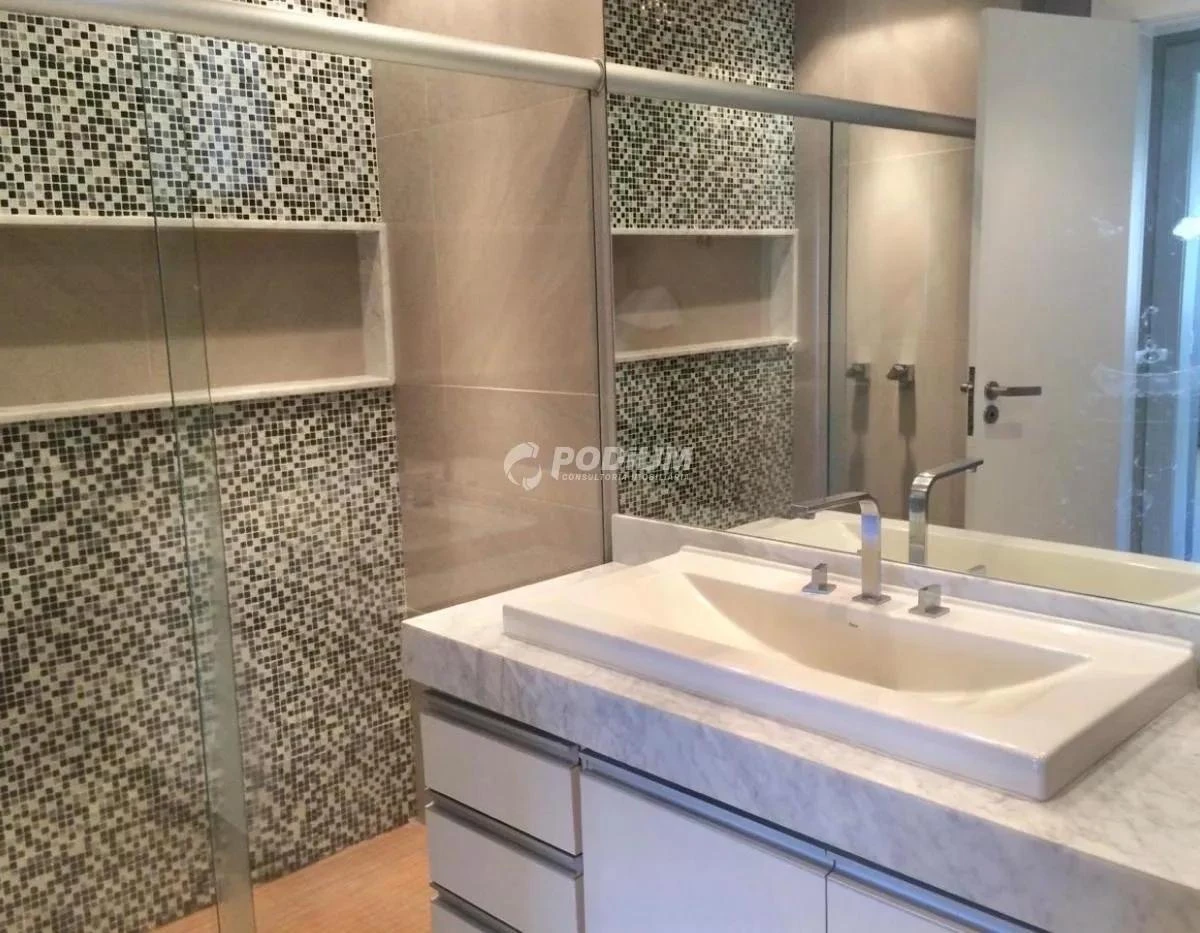 4-bedroom apartment in a building with a gym — photo 14