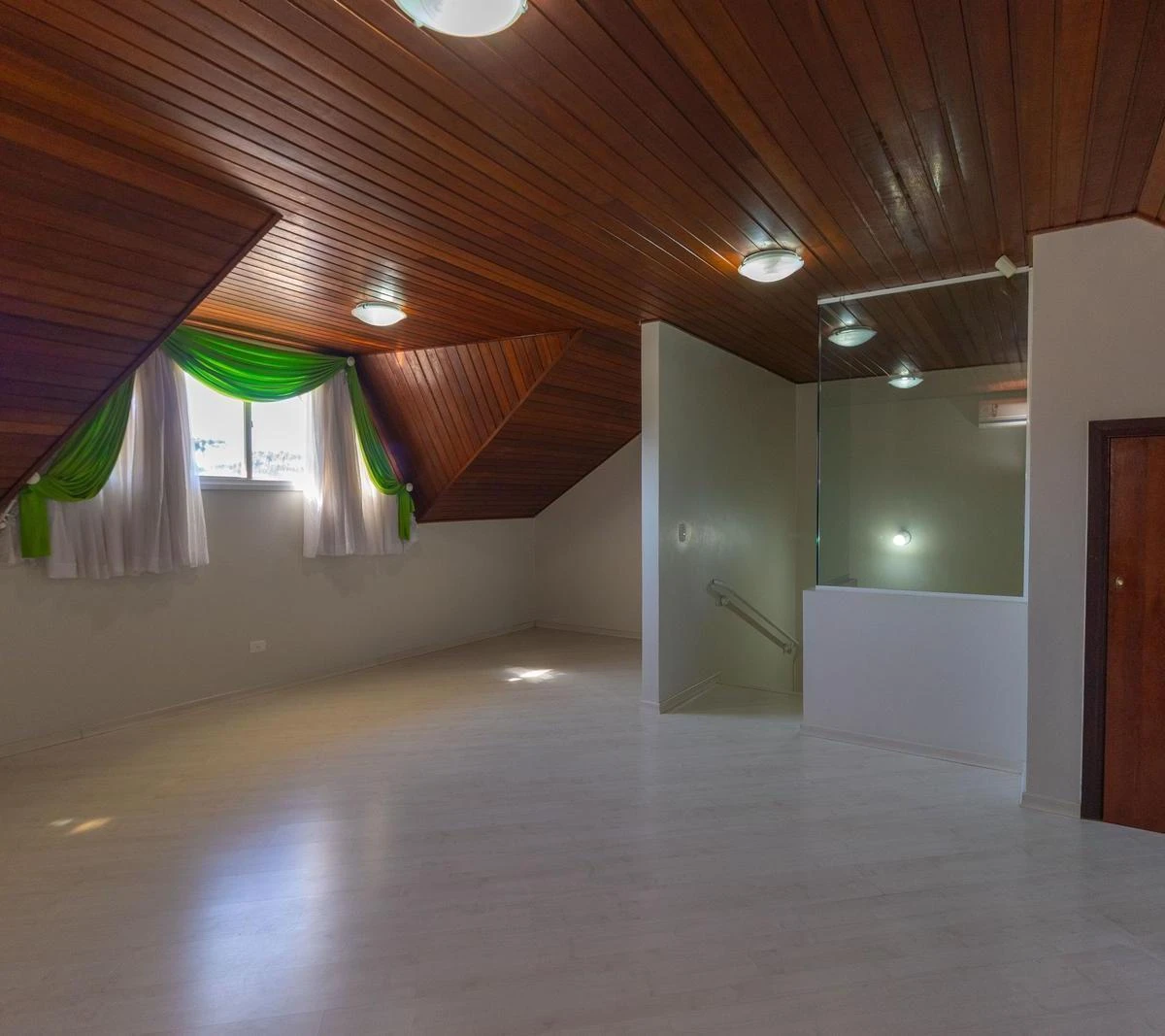 Walk-in closet in a 3-bedroom house, 140 m² — photo 19