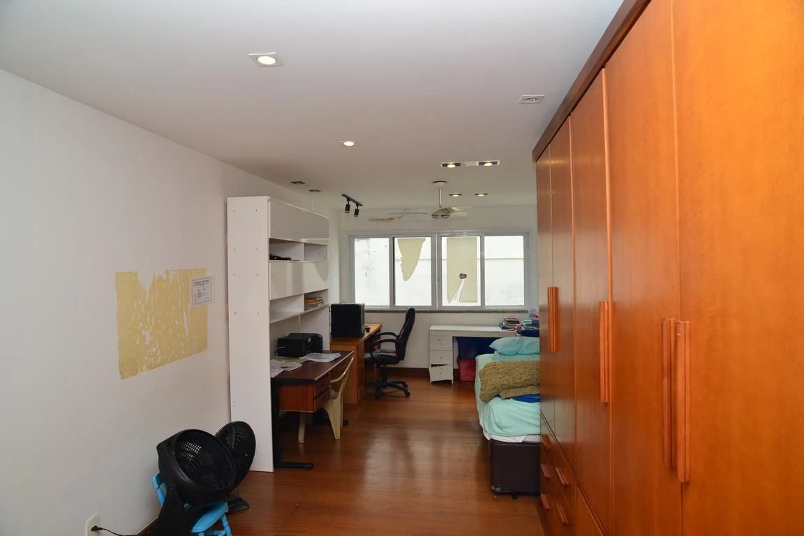 Furnished apartment, 300 m², with a glass-enclosed balcony — photo 10
