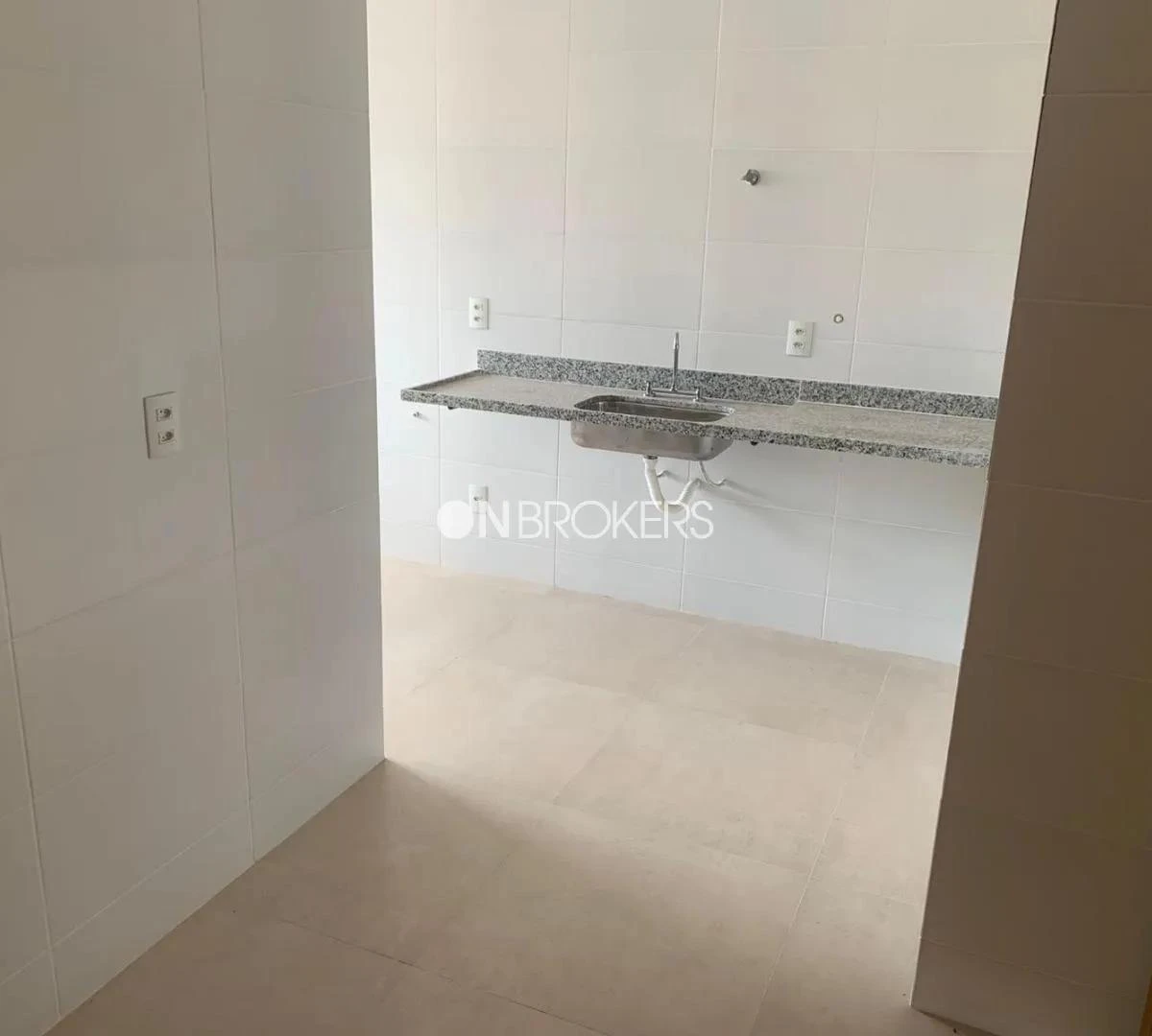 240 m² apartment with 4 en-suite bedrooms and balcony — photo 7