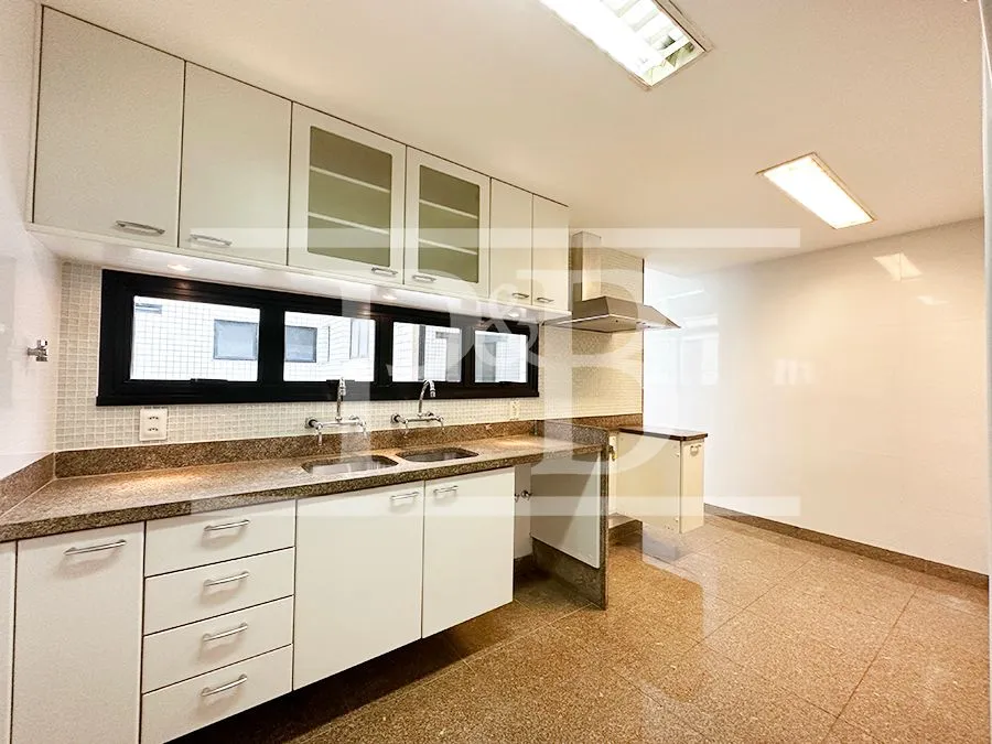 300 m² apartment with 4 bedrooms and 4 parking spots — photo 25
