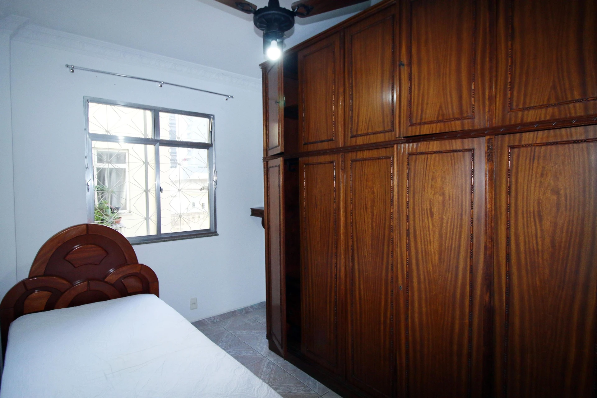 Furnished 2-bedroom apartment with 1 bathroom and glass shower — photo 5