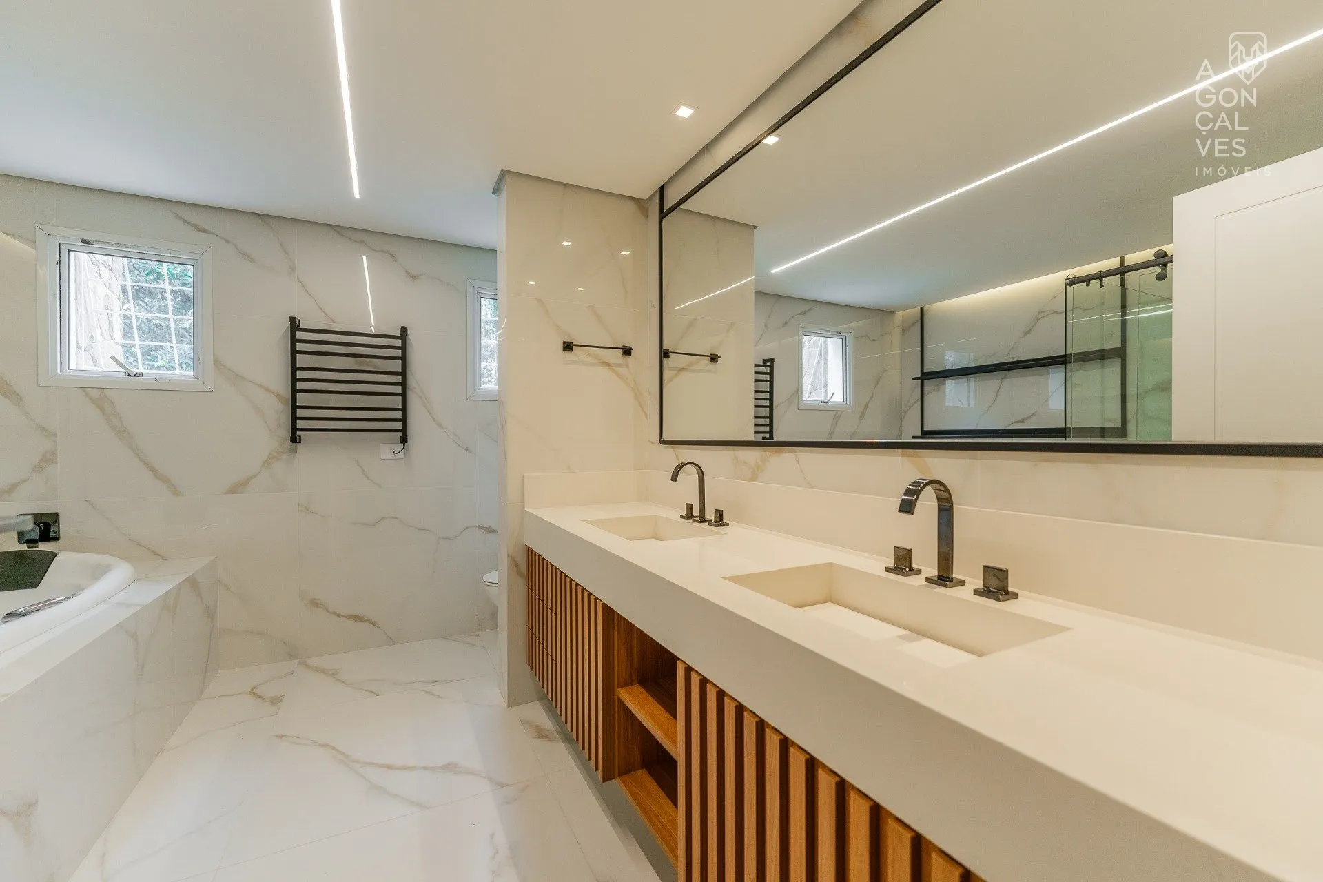 House with 4 bedrooms and 5 bathrooms, 5 parking spots — photo 41