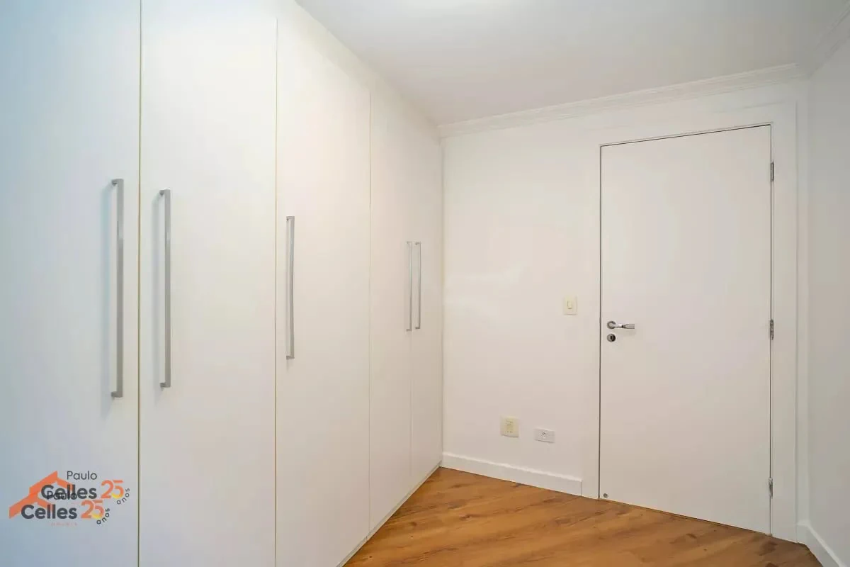 3-bedroom apartment with a grill on the balcony in Curitiba — photo 24