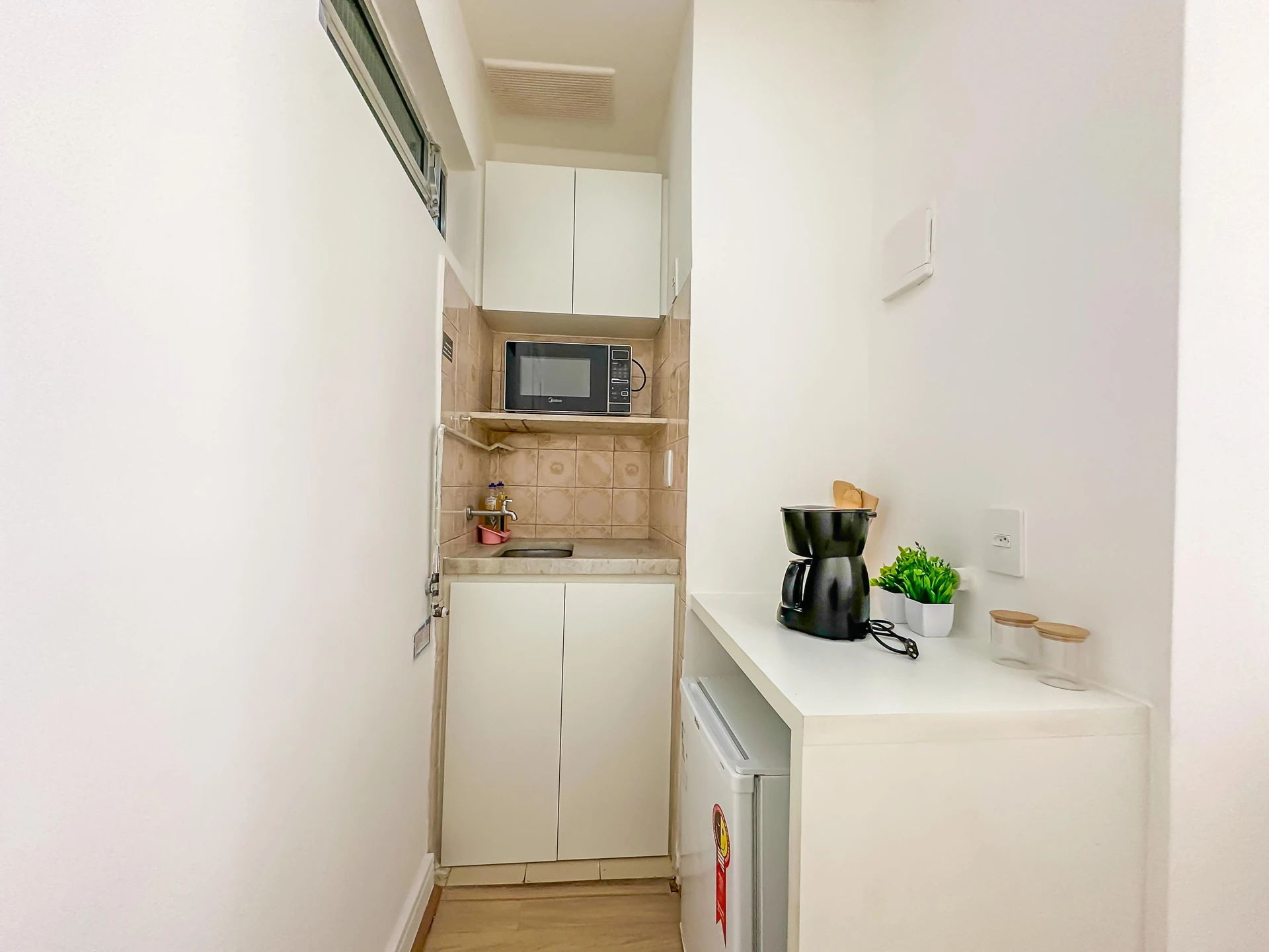 Furnished studio, 30 m², with wood or laminate floors — photo 3