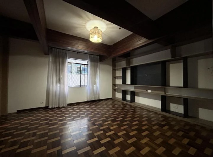 3-bedroom apartment with a enclosed balcony — photo 2