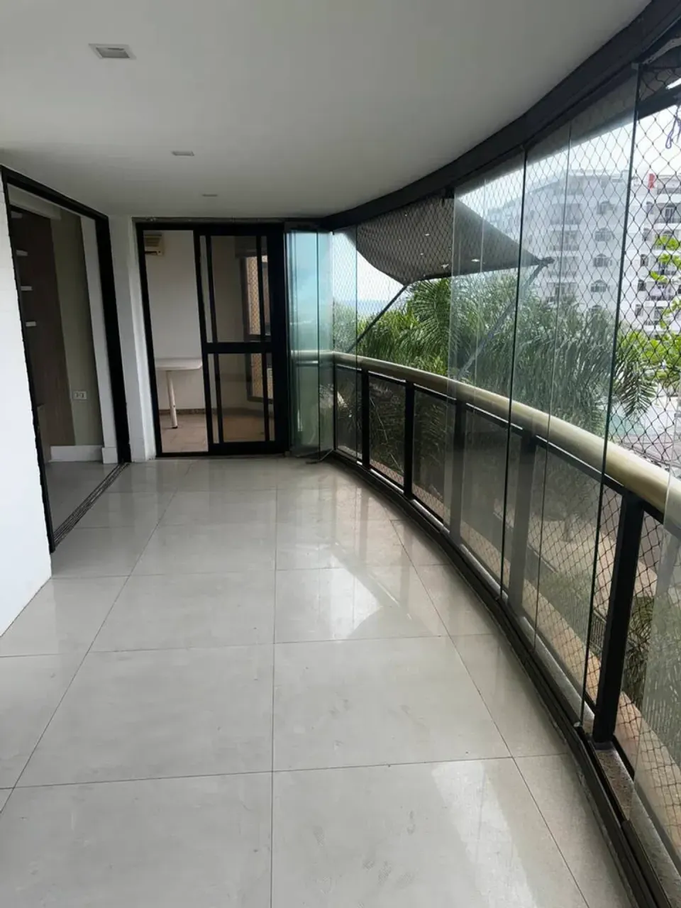 Apartamento com 4 quartos e varanda de vidro — photo 13