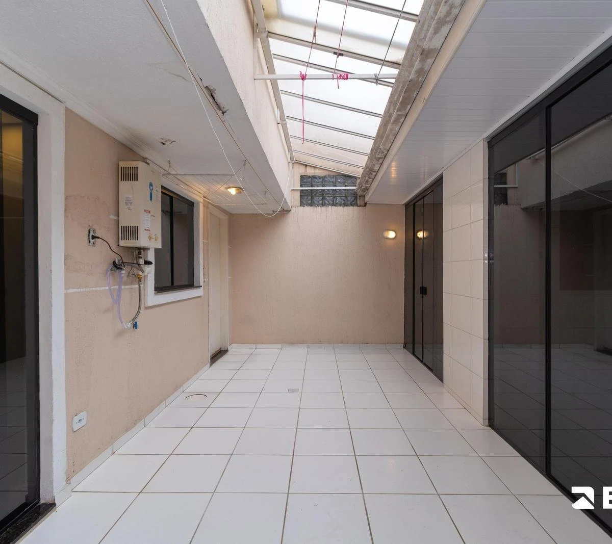 Balcony with a grill in a 3-bedroom house, 118 m² — photo 36