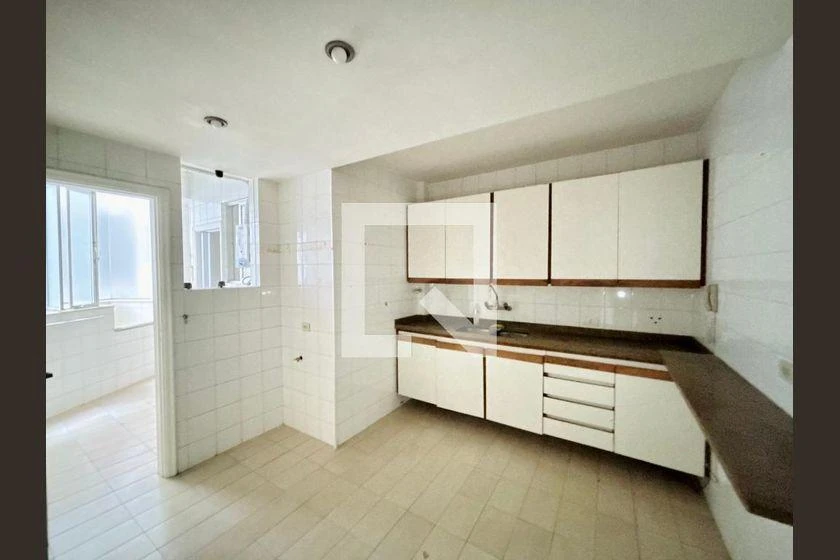 3-bedroom apartment with wood or laminate floors — photo 2