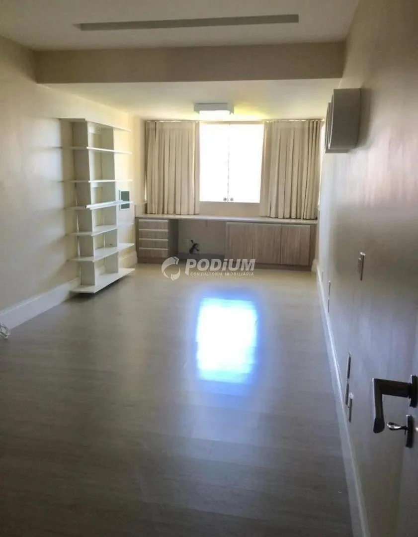 4-bedroom apartment in a building with a gym — photo 9