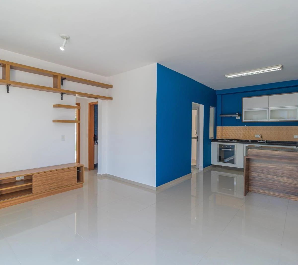 2-bedroom apartment with balcony and open-plan kitchen — photo 6