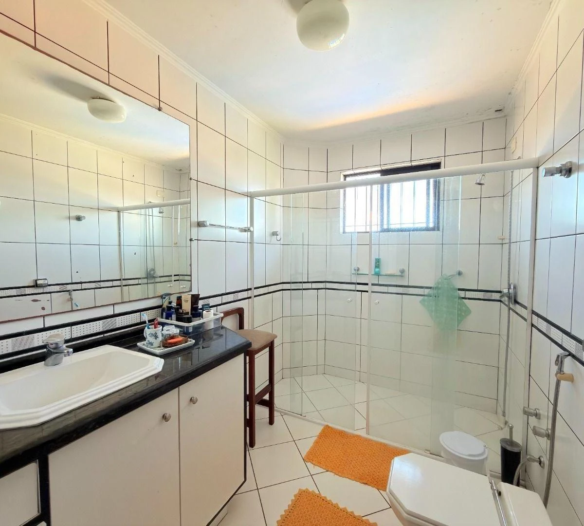 4-bedroom house with a bathtub in Curitiba — photo 17