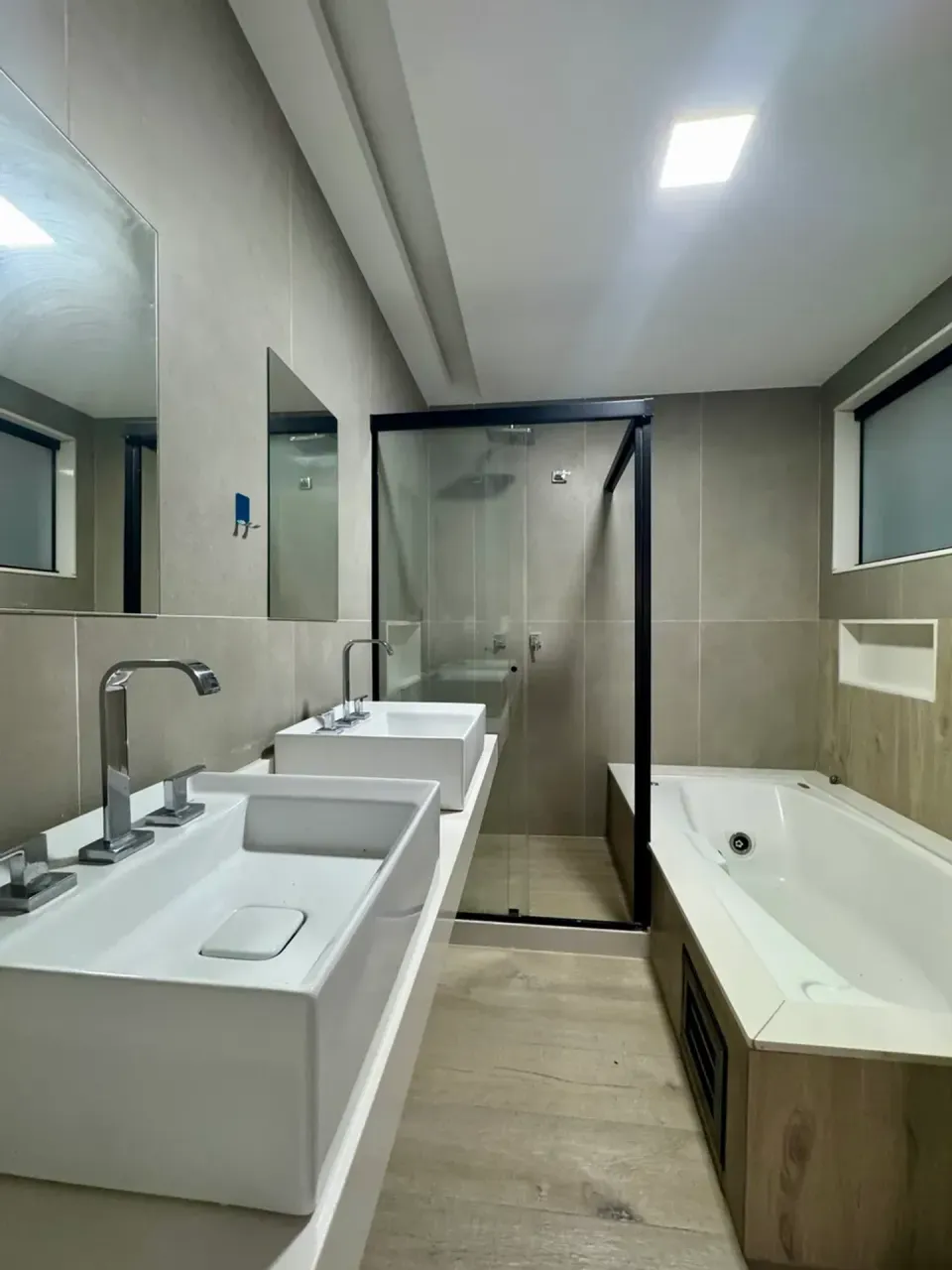 Casa sem mobília com 4 quartos, 5 banheiros e cozinha integrada — photo 10