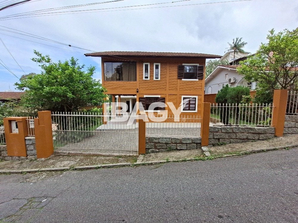 House with 3 bedrooms and a dedicated laundry area — photo 7
