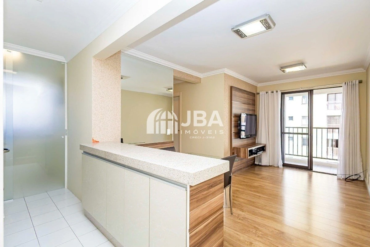 3-bedroom apartment with a walk-in closet