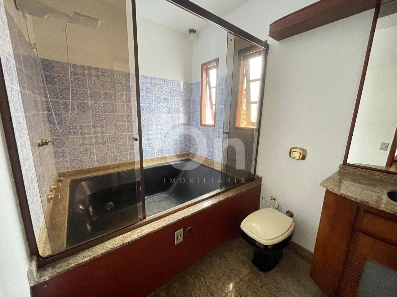 3-bedroom house with a bathtub — photo 12