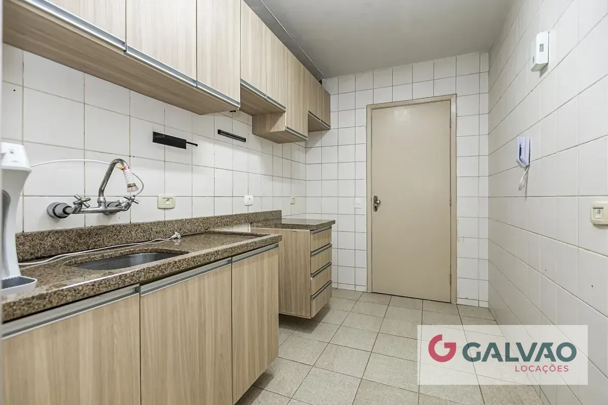 2-bedroom apartment with wood or laminate floors — photo 5