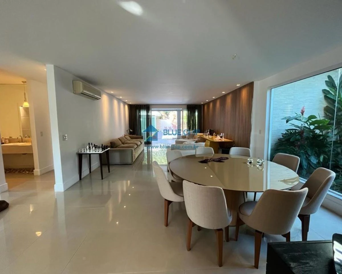 Furnished 700 m² house with 6 bedrooms and open kitchen