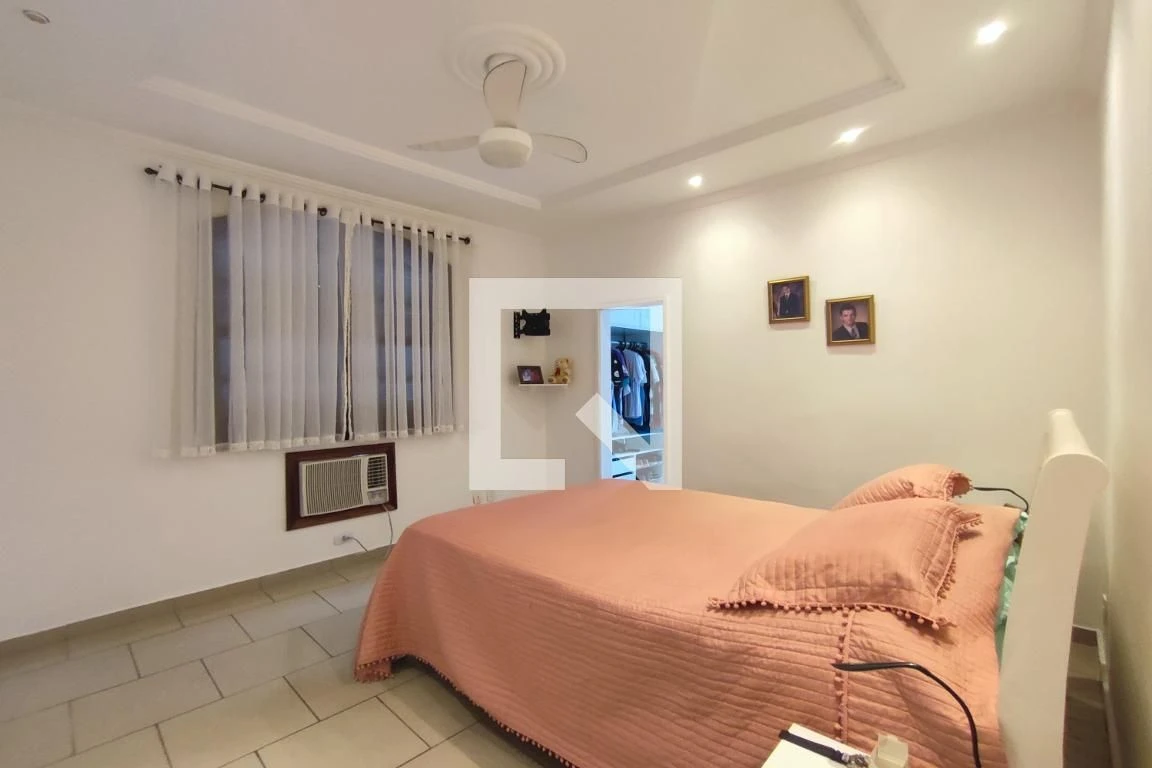 House with 3 bedrooms and a private backyard — photo 13