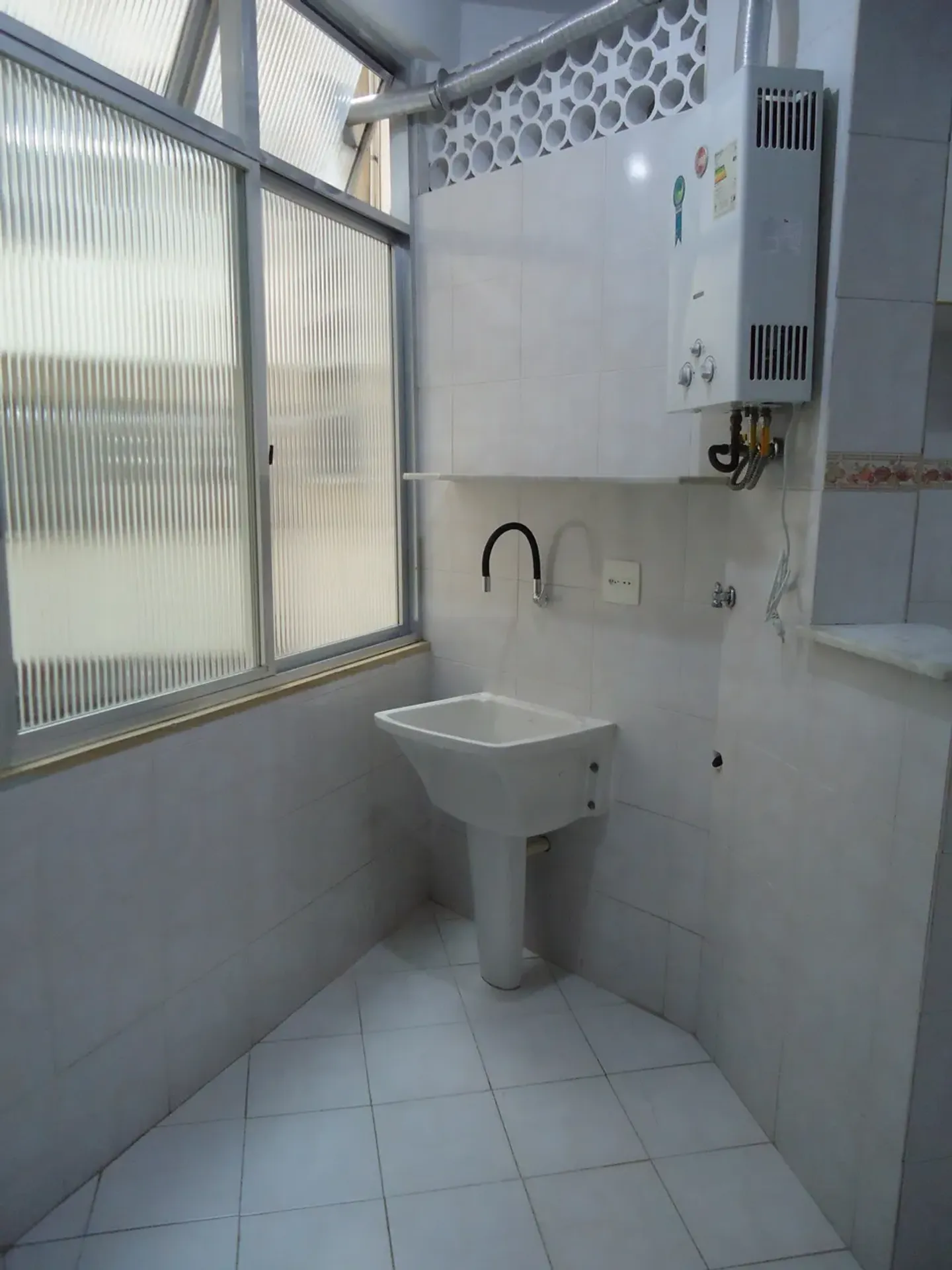 3-bedroom apartment with wood or laminate floors — photo 11