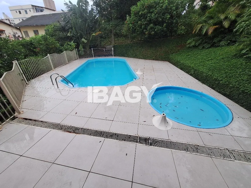 3-bedroom apartment in a building with a pool — photo 4