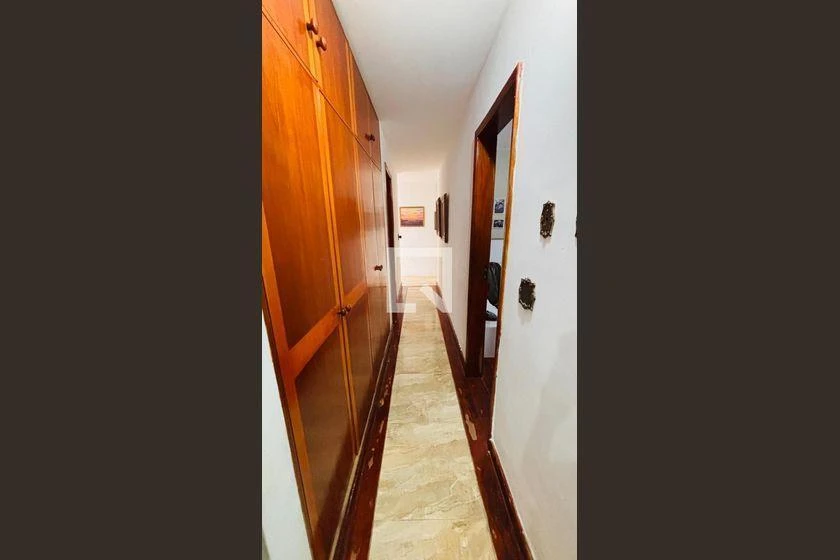 608 m² house with 7 bedrooms and 3 en-suites — photo 2